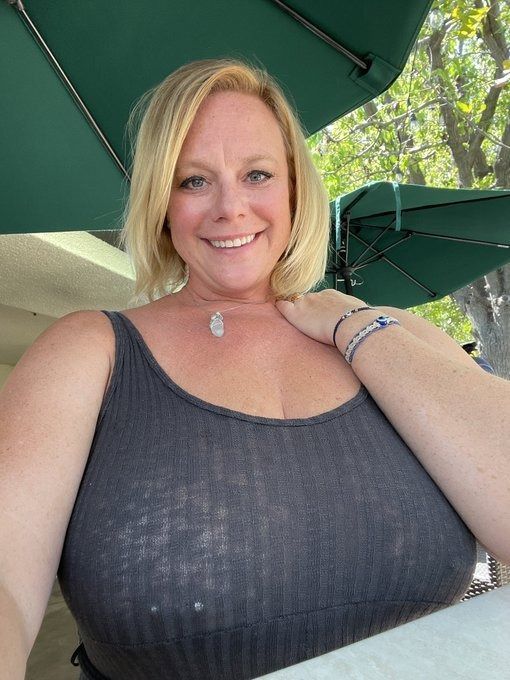 Tania Hot Mom tweet media