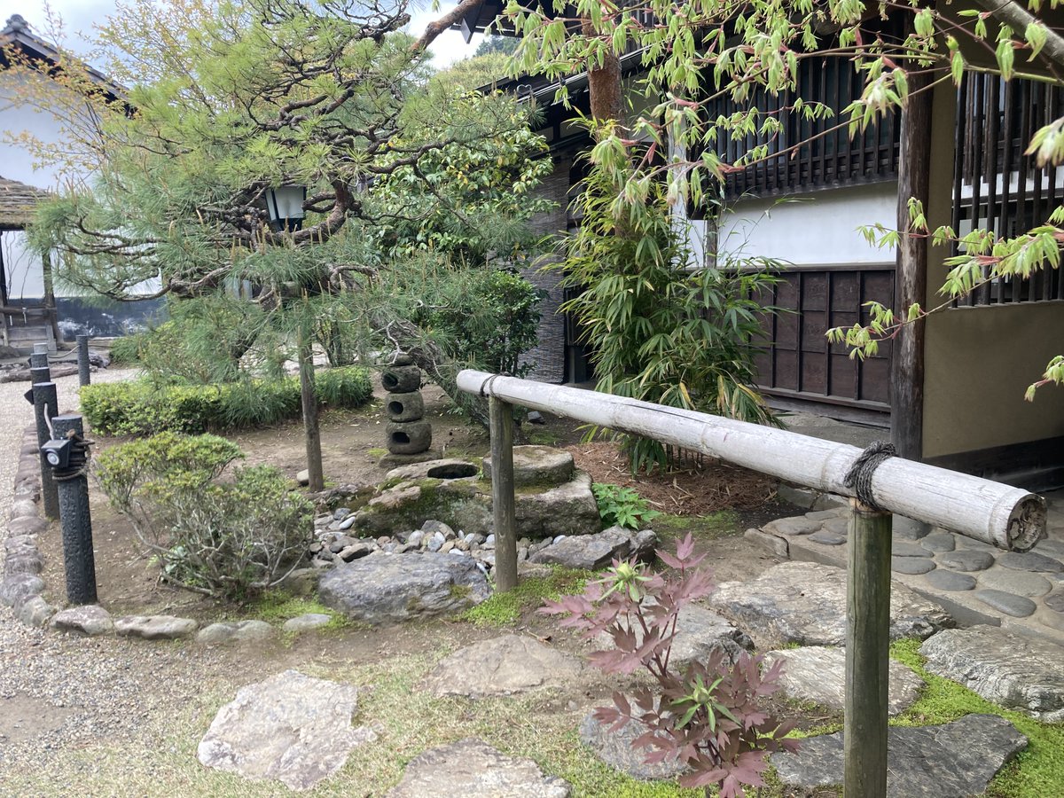 ome_yoshikawa's tweet image. おはようございます。
当館の開館時間は10:00~17:00、最終入館は16：30までとなります。
現在、館内のシャクナゲが見ごろです。主屋裏手ではフジの花が開き始めています。お出かけの際は雨にご注意ください。
皆様のお越しをお待ちしております。
 #青梅市 #記念館 #青梅市吉川英治記念館