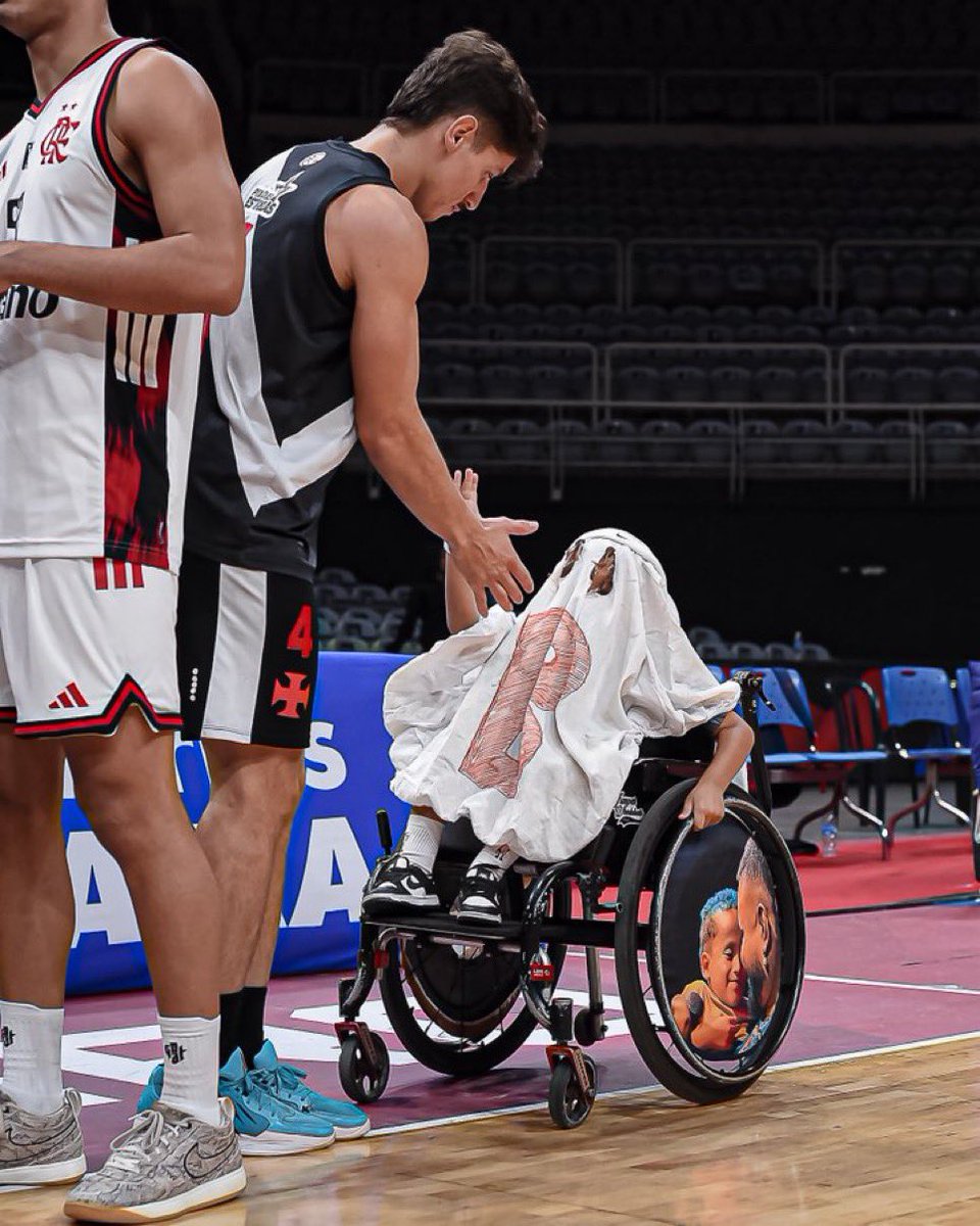 martinFLA81's tweet photo. Flamengo venceu e decretou o rebaixamento do Vasco pra B no basquete. O que esse clube faz com o rival realmente não é normal, maldade pura em diversas modalidades… Coisa linda!!!

👻🅱️ https://t.co/f7zpk9FIda