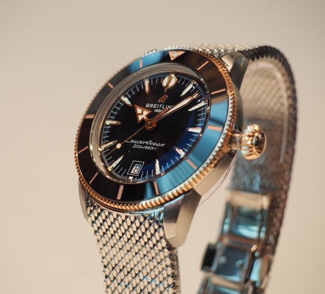 セラミックベゼル

金属にはない独特のトロッとした艶感が魅力ですが、最大のメリットは「傷のつきにくさ」です。ふと壁にぶつけてヒヤッとした時も、無傷で涼しい顔をしている頼もしさ。長く美しい状態を保てる実用性の高さが最高です。

byズン太

#セラミックベゼル #実用時計 #ダイバーズウォッチ