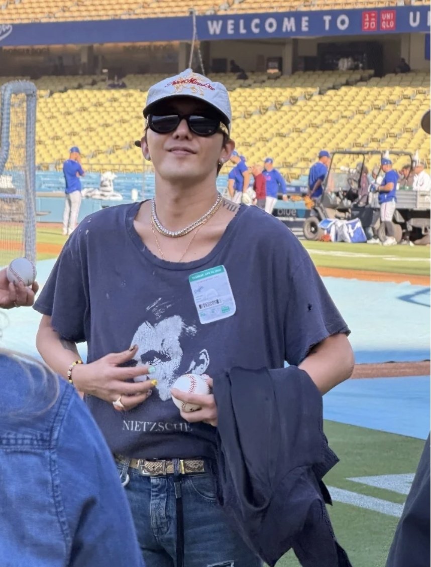 Jiyong with a baseball ⚾️