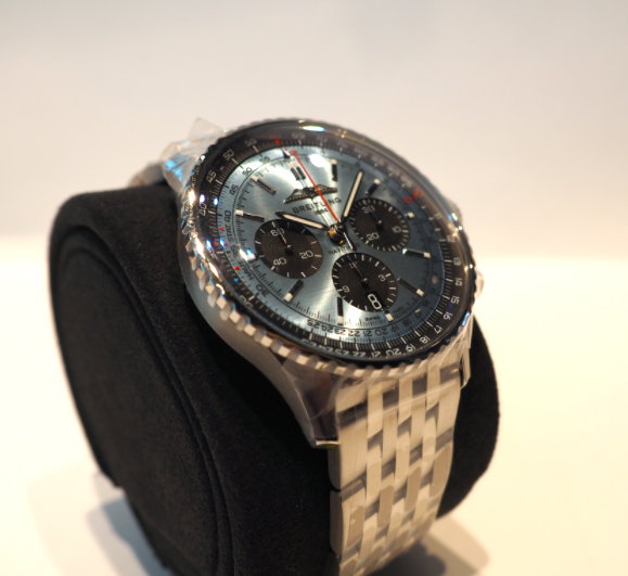 4月も半ばに近づき、札幌の街も少しずつ春の気配が増してきましたね。最近は定番の黒や白だけでなく、アイスブルーや深いグリーンなどの「カラー文字盤」に惹かれます。手元に少しだけ季節の色を取り入れる感覚で時計を選ぶのも、粋な楽しみ方だと思います。

byズン太

#カラー文字盤 #春コーデ