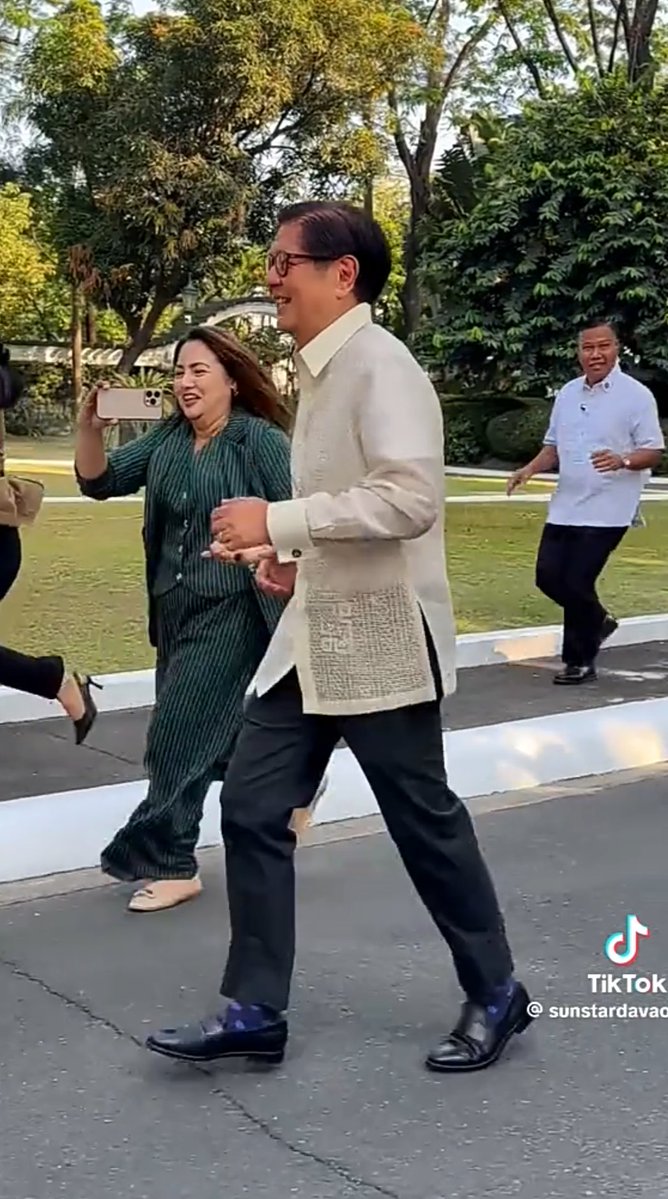 Athlete and Runner pala si Pres. Marcos Jr. I like his running form. Chilax and straight body. Can talk without difficulties. Sana share nya yung running secret niya sa next blog niya.