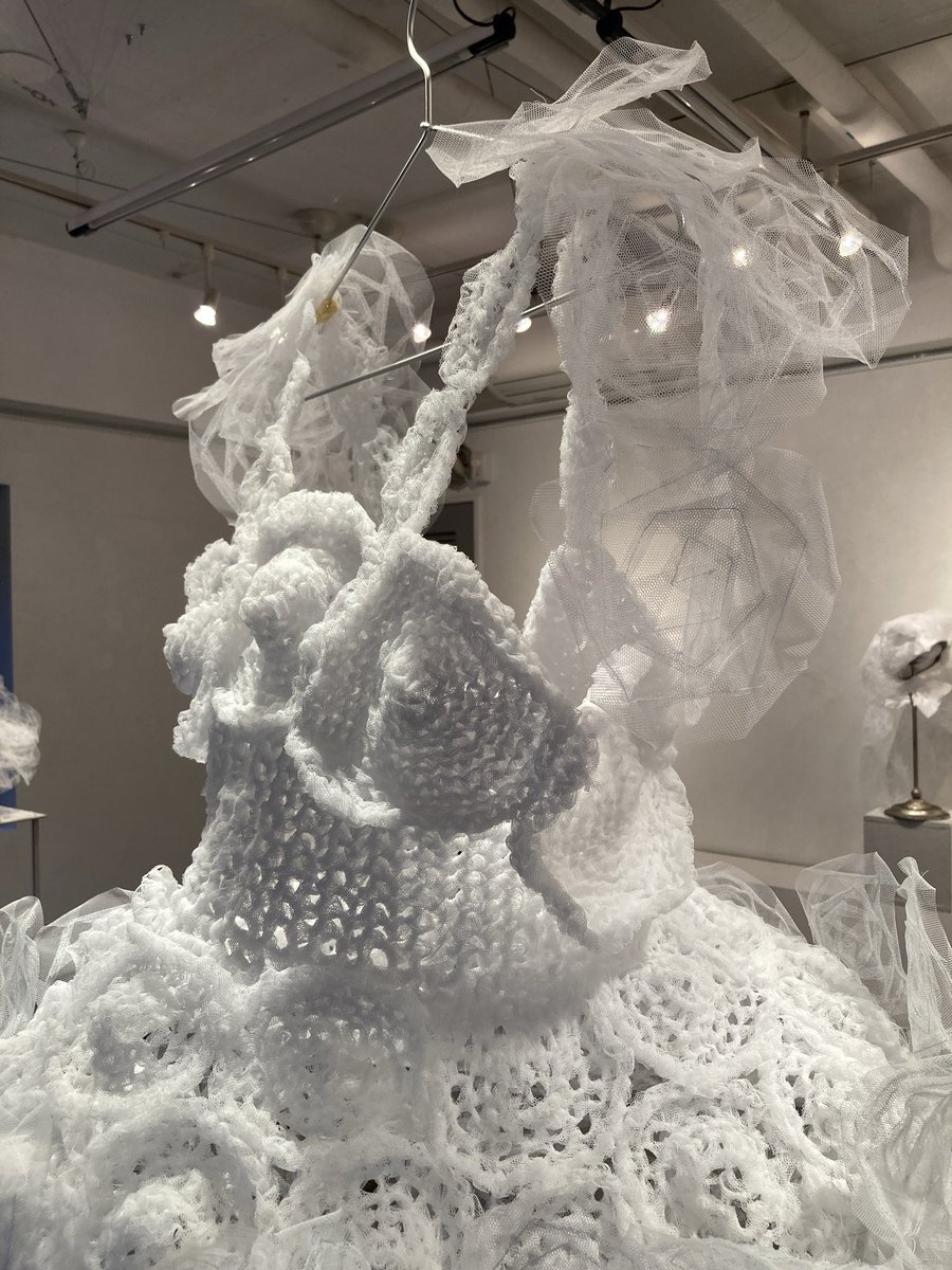 本日15日個展会場にてお待ちしております
2026.4.13mon~22wed
11:00-18:30(最終日17:30まで)
会期中無休
ストライプハウスギャラリー
東京都港区六本木5-10-33  3 

#KUMIN作品 #ファッションアート #hat #個展　#ストライプハウスギャラリー