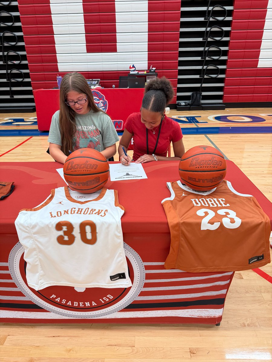 Dobie_GBB's tweet image. They got next! Signing Day '26 at Thompson Intermediate was a success. Your Future Longhorns are ready and eager to get after it! #GRIND 🏀🏀🏀🤘🤘🤘