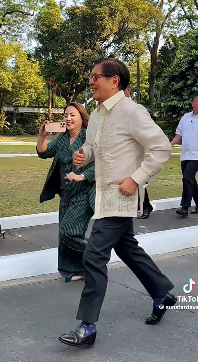 Athlete and Runner pala si Pres. Marcos Jr. I like his running form. Chilax and straight body. Can talk without difficulties. Sana share nya yung running secret niya sa next blog niya. #ThePresidentialAthlete