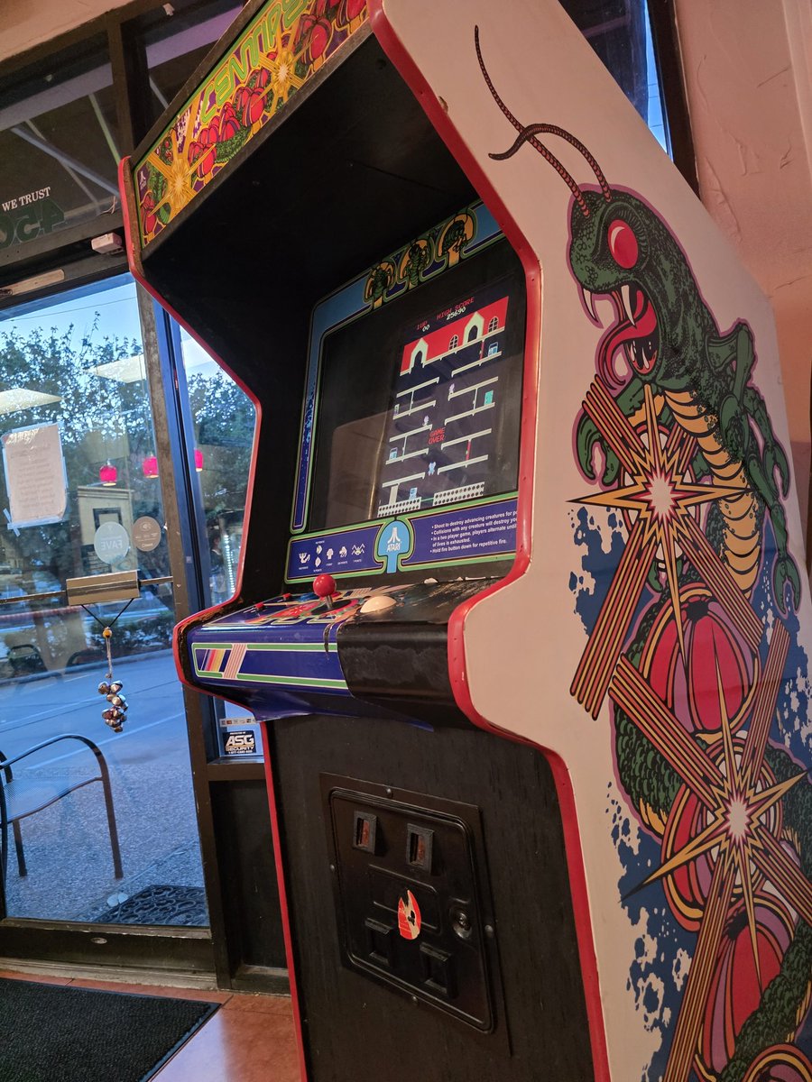 gilv's tweet image. Nothing worse than being without quarters waiting for a Calzone - one of them arcade machines that has MAPPY on it.  Love me some MAPPY and Donkey Kong 

#arcade #80s #80sVideoGames #MAPPY #DonkeyKomg #80sArcade