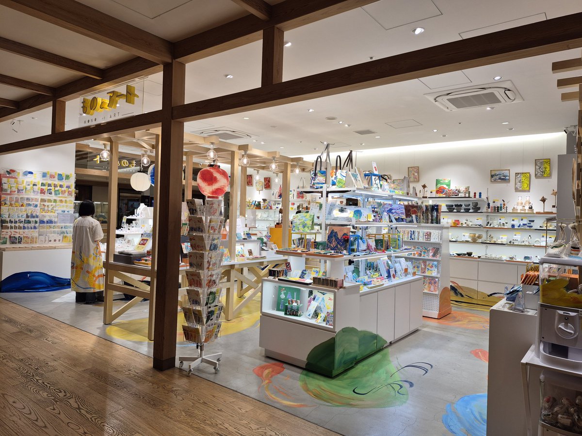 aokiayumi04's tweet photo. 先日、新たにOPENした「ものとアート 東京ソラマチ店」にて、私の小作品をお取り扱いいただいています✨

​「芸術の最初のキッカケをつくる」というコンセプトの通り、一点ものの素敵な作品がたくさん並ぶお店です。
​お近くにお越しの際は、ぜひお気軽にお立ち寄りください！

詳細はツリーへ↓ https://t.co/oF2ka7TVej