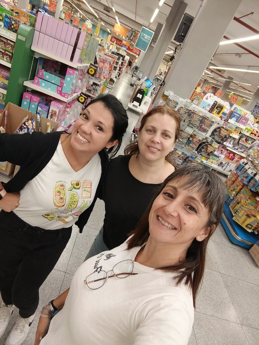 Trabajando en equipo junto a las delegadas de coto Barracas sucu 220. Sindicato de empleados de comercio <a href="/CarlosPerezSEC/">Carlos Pérez</a> <a href="/BuffonePablo/">Pablo Buffone</a> <a href="/DanielOveja/">Daniel Ovejero</a> <a href="/gabyfranch77/">El PELA 85 🌶️</a> <a href="/cocorojas83/">Jose Rojas</a> <a href="/emanuelpeddrozo/">emanuel pedrozo</a>