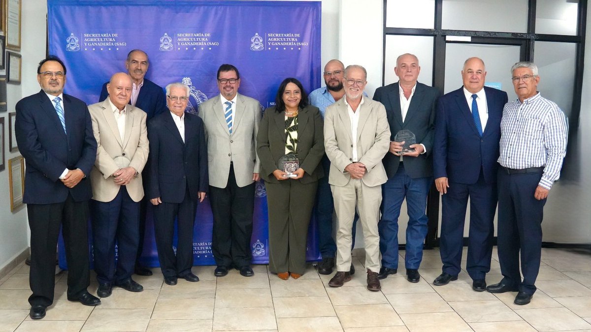saghonduras's tweet photo. 🟢🌱 SAG reconoce trayectoria y suma experiencia para fortalecer el agro 🤝

La SAG, liderada por Moisés Abraham Molina, rindió homenaje a Ing. Mario Nufio por su legado en el sector agroalimentario.

Y nombró Asesores Honorarios a exministros quienes aportarán su experiencia. https://t.co/N0OeQDK6Aa