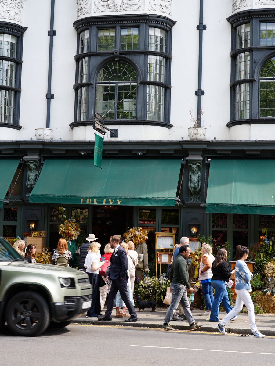 light32up's tweet photo. 去年ロンドンで行った
ガーデンアフタヌーンティー☕️🇬🇧
店内の装飾も素敵だった🌿🐝 https://t.co/9B20RriDJz