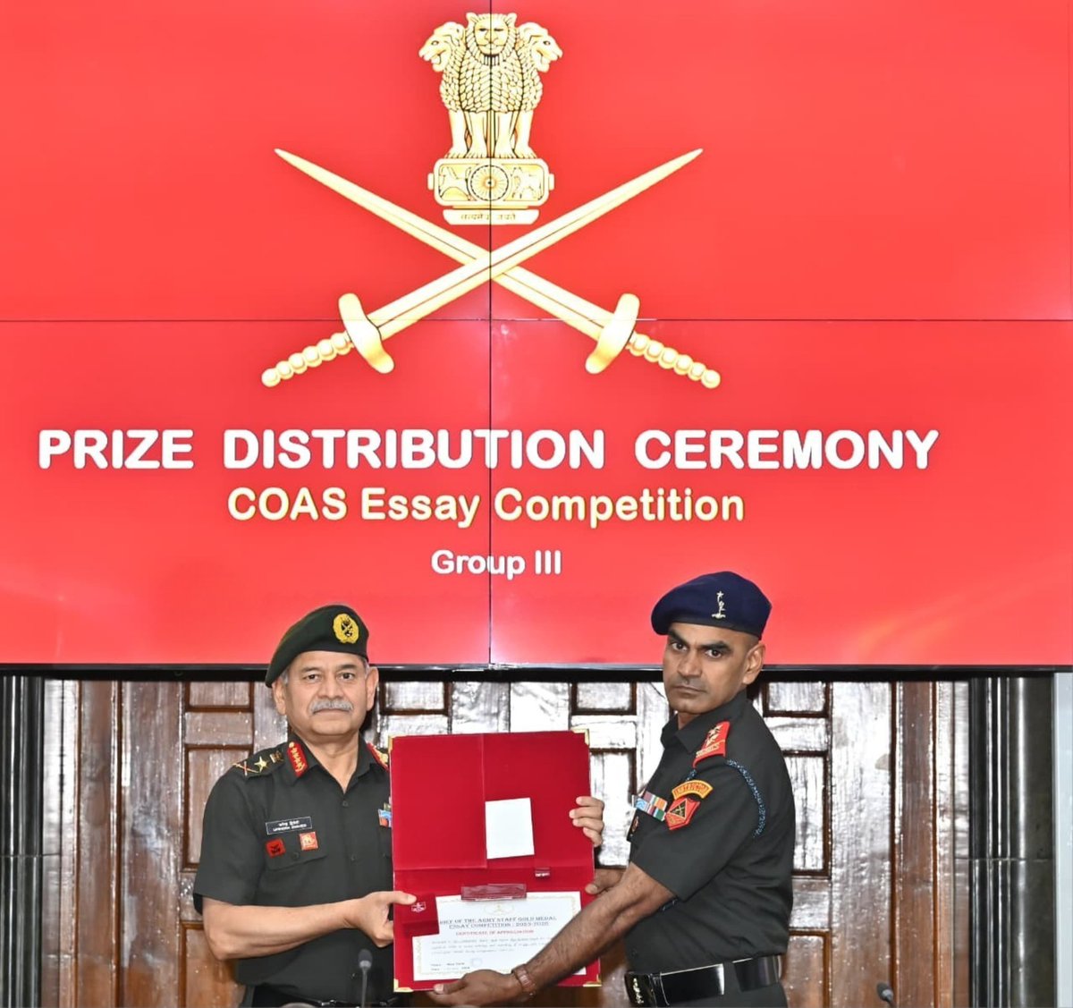 adgpi's tweet photo. #IgnitingMinds
#GeneralUpendraDwivedi, #COAS, awarded the winners of the ‘COAS Gold Medal Essay Competition’ on the sidelines of the Army Commanders Conference. This prestigious annual competition is designed to encourage all ranks of the Indian Army to share their perspectives on a wide range of contemporary military and strategic subjects.
#IndianArmy
@DefenceMinIndia
@SpokespersonMoD