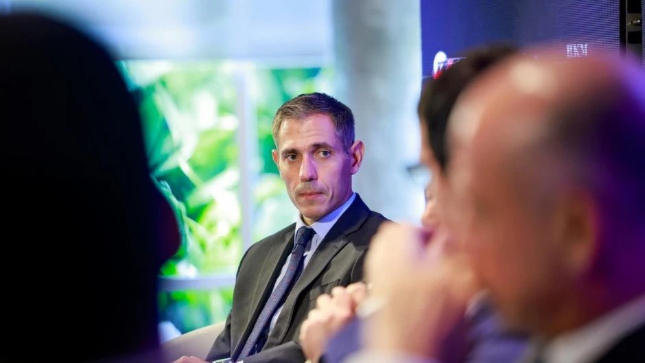 Mientras el Partido colorado busca florero...
MENCION A RIQUELME MOLESTA AL "QUINCHO"
Quieren bajarlo de su candidatura a Vice

Si bien el anuncio de la candidatura de Pedro Alliana ( oficialmente por 3a vez desde 2023) de la mano de HC, pareció reencauzar el desbordado cauce