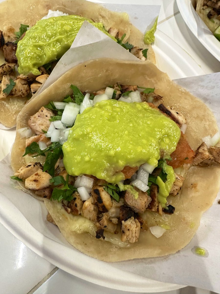free_style_chef's tweet image. How many tacos are you eating?

Pollo asada cheesy tacos with cilantro, onion, red salsa, &amp;amp; guacamole. More spicy salsas to add on top too. 

📍Los Tacos No. 1, NYC

#twittersupperclub #tacotuesday