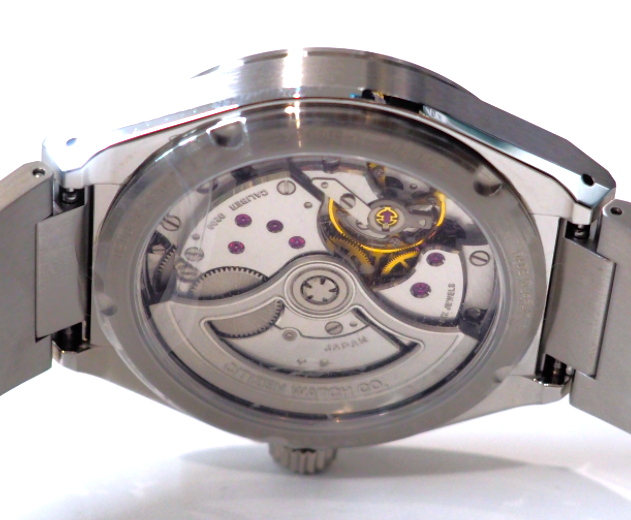 シースルーバックから覗くムーブメント。そこに見える赤い石は、パーツの摩耗を防ぐための人工ルビーです。金属の中でキラリと光る赤いアクセントは、機械の心臓部を彩る密かなジュエリーのよう。裏側まで美しいのが機械式時計の醍醐味です。

byズン太

#シースルーバック #ムーブメント