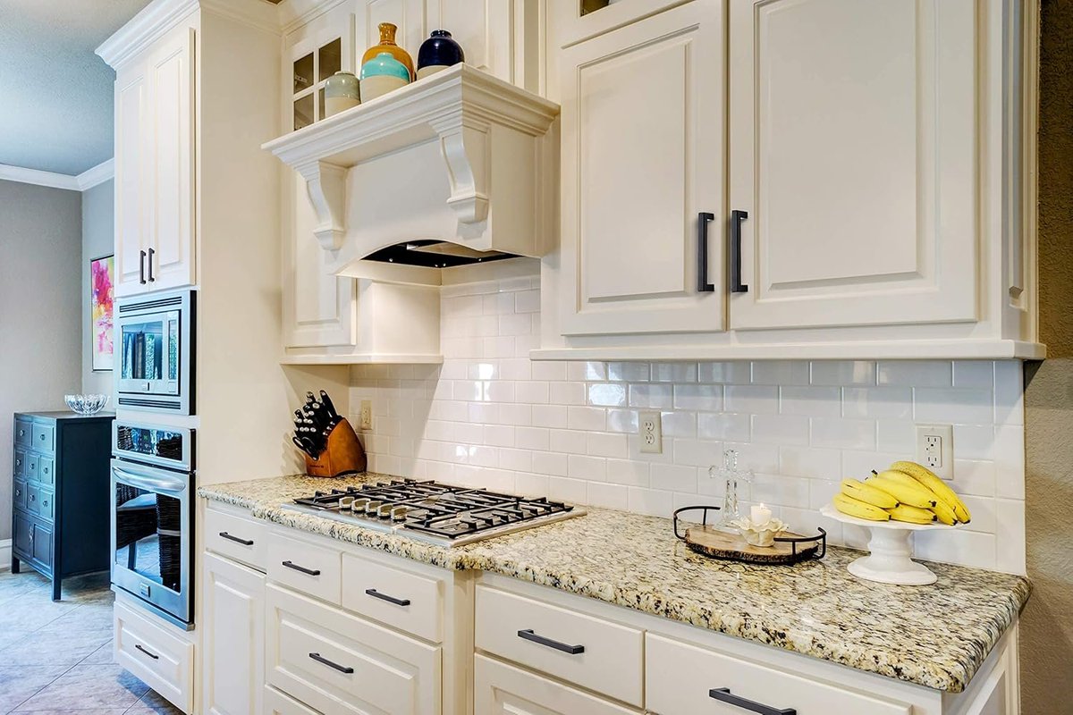 usstoneoutlet's tweet image. Add a modern touch to your cabinets with this sleek Matte Black pull handle. A simple design that makes a big difference! 

zurl.co/1ECQQ 

#KitchenRemodel #WoodCabinets #KitchenDesign #USStoneOutlet