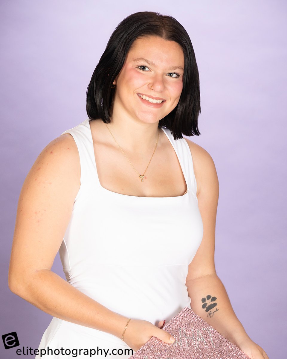 elitephotograph's tweet image. Ava, you look so stunning in this shot! This is just one of many amazing photos from your shoot! Thank you for choosing Elite! #EliteRocks #SeniorYear