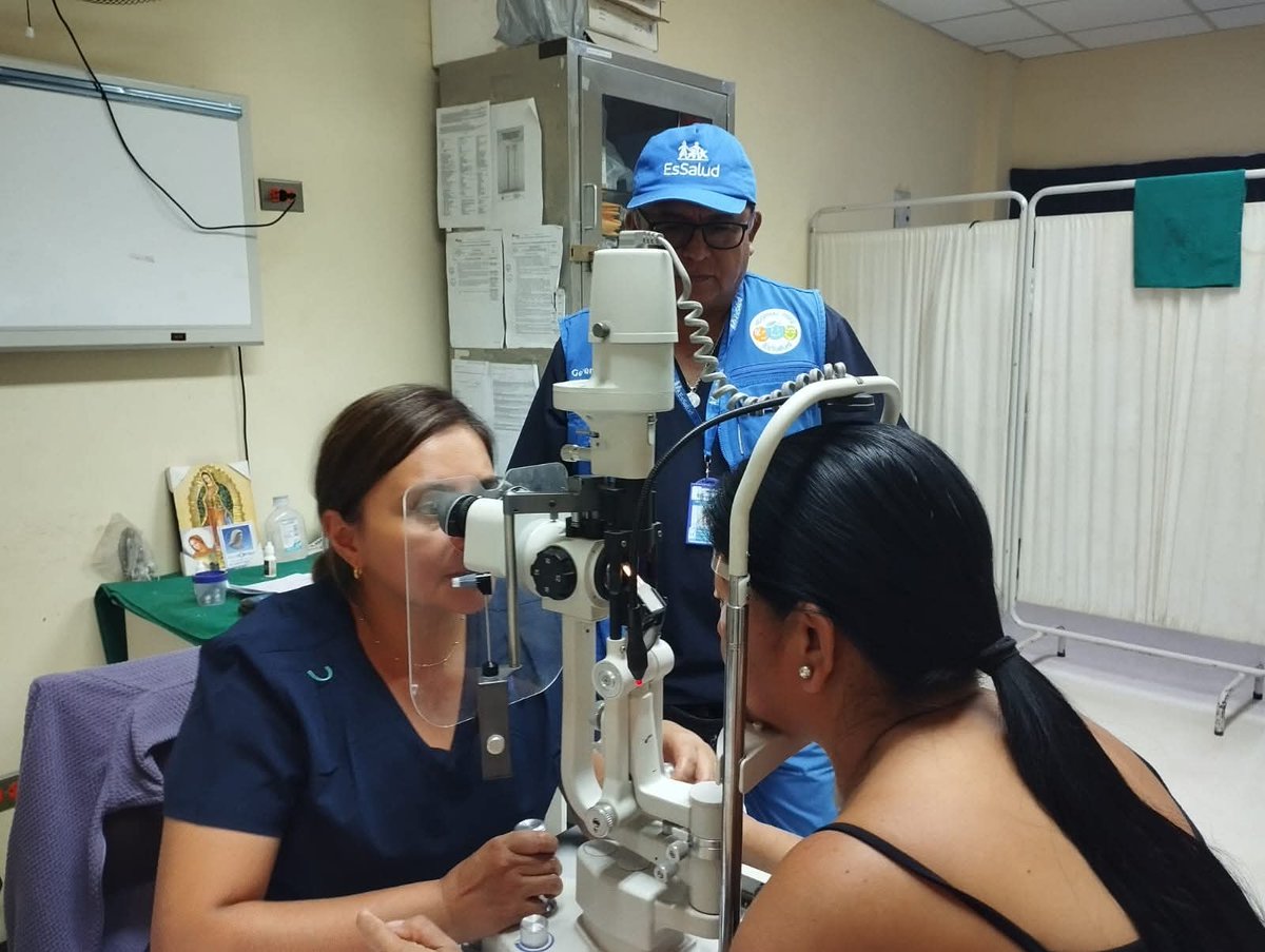 EsSaludPeru's tweet image. 👁️✨ Hospital Perú de #EsSalud llega a #Ica para devolver la visión a 137 asegurados con cirugías de catarata, que se realizarán hasta el 23 de abril en el Hospital IV Augusto Hernández Mendoza. 🏥

👨‍⚕️👩‍⚕️ A través del operativo “Verte otra vez”, se despliegan especialistas y