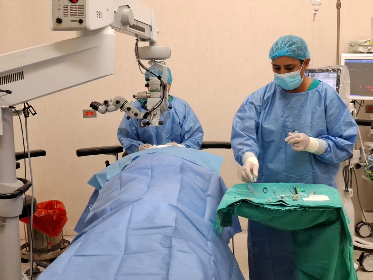 EsSaludPeru's tweet image. 👁️✨ Hospital Perú de #EsSalud llega a #Ica para devolver la visión a 137 asegurados con cirugías de catarata, que se realizarán hasta el 23 de abril en el Hospital IV Augusto Hernández Mendoza. 🏥

👨‍⚕️👩‍⚕️ A través del operativo “Verte otra vez”, se despliegan especialistas y