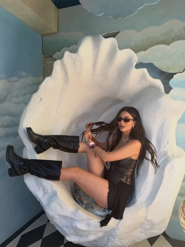 VictoriaCrave 🌗 tweet media