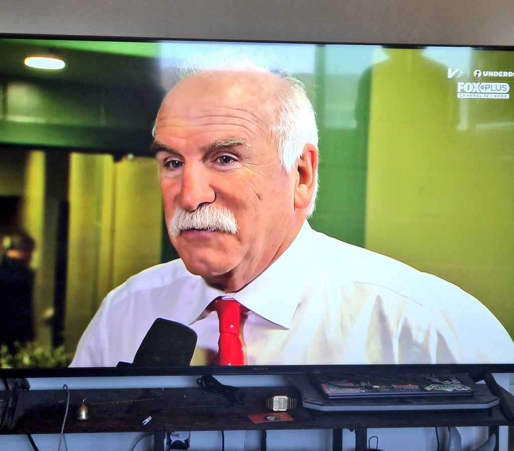 xxbeauteevilxx's tweet image. Coach Q was our missing Duck. The flock is now full, and it's off to the playoffs! 🧡🦆 #FlyTogether #Ducks @AnaheimDucks @victoryplustv @BenavidesVal