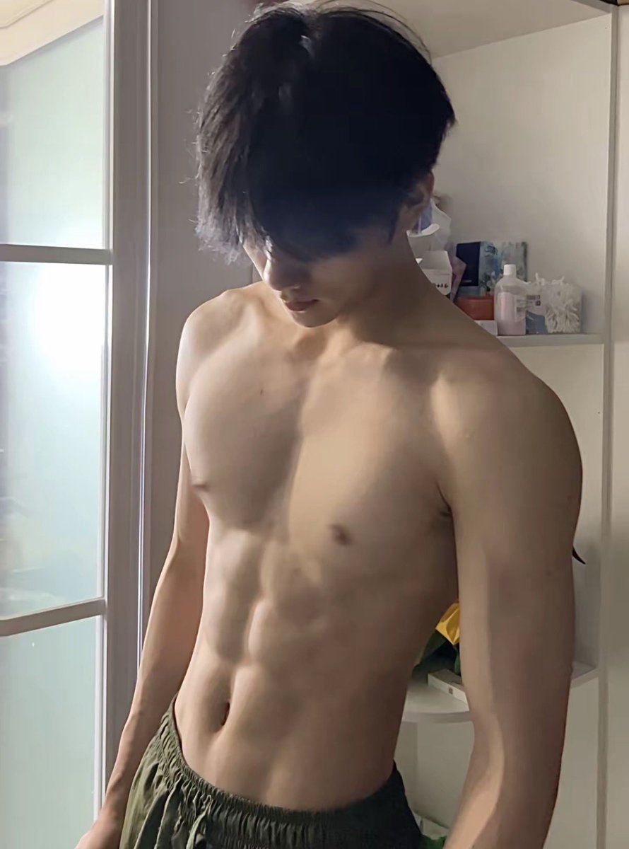 a.小星男模 tweet media