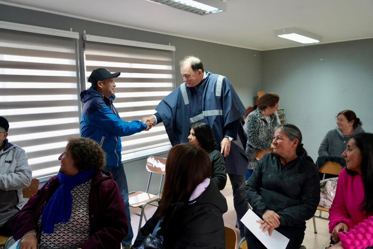 Minvu's tweet photo. 🤝 Soluciones concretas:

El ministro Ivan Poduje se reunió con familias del condominio Puertas de Penco y de Lomas de Peumo, donde hizo un llamado a la empresa que construyó sus viviendas.

📝 El objetivo es subsanar los problemas de inundaciones y deslizamiento de tierra. https://t.co/rnBOGXhGLm
