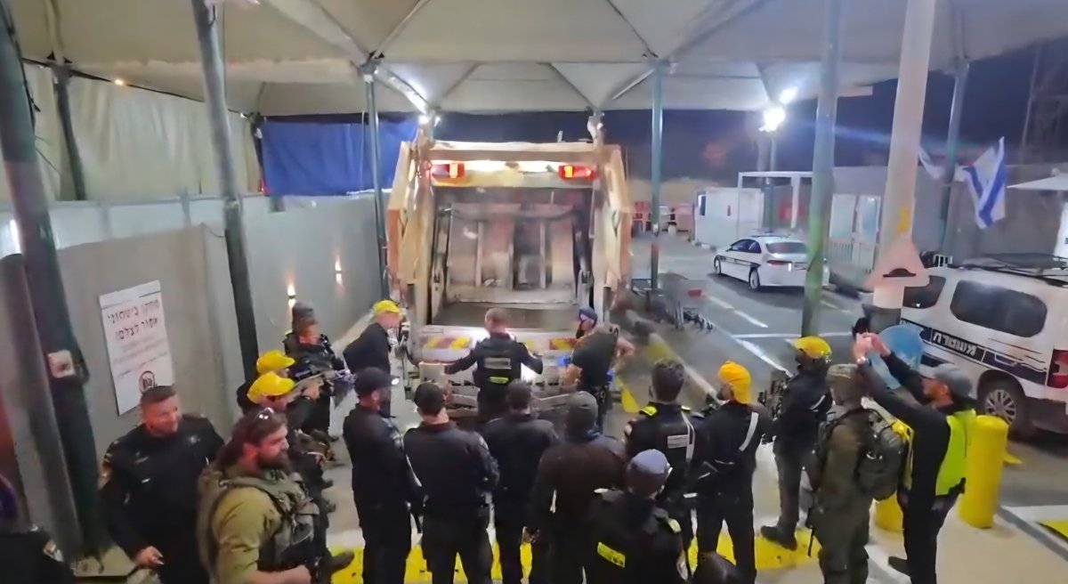 🇮🇱 Dozens of Palestinians were caught late Monday attempting to enter  Israel illegally, hiding inside a garbage truck stopped at a Yehudah and  Shomron checkpoint. Police footage showed around 70 men packed