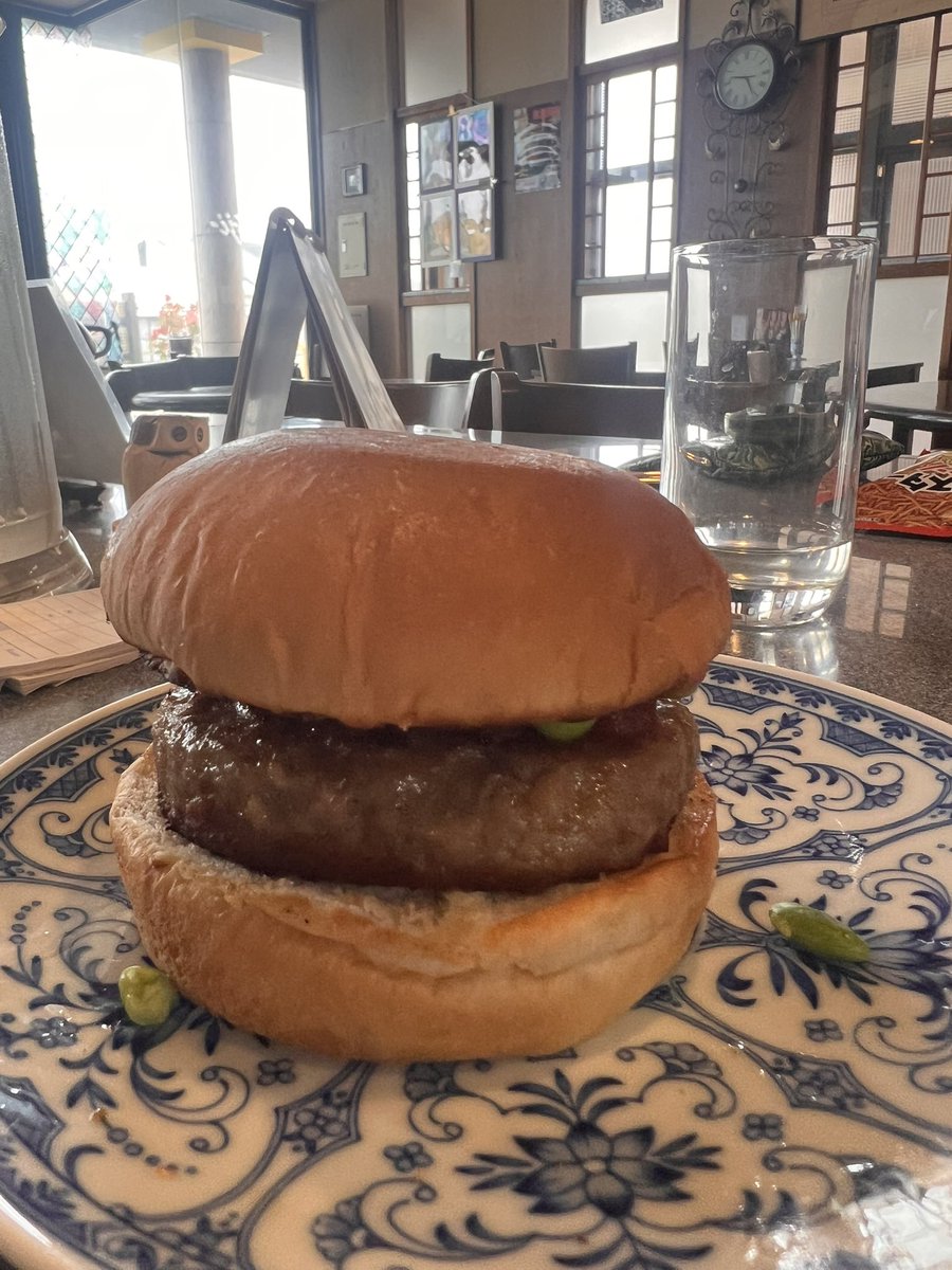 kosuket31's tweet image. おはようございます☀
明治茶館オープン致しました✨✨
今日も一日、どうぞ宜しくお願い致します✨✨
今朝の『マスター賄いメシ🍔』は
ハンバーガー🍔です✨✨
ハンバーグの上には枝豆を乗せて、トマトケチャップをかけたら完成です🍔
#沼津市
#喫茶店
#カフェ
#ハンバーガー🍔