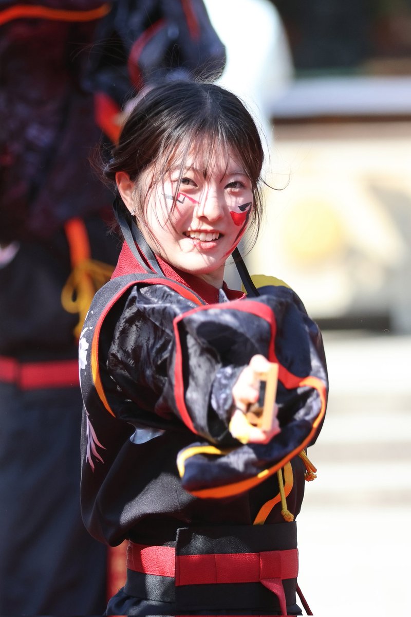 minato927148's tweet photo. よさこいご縁まつり2026.4.12
境内会場
北里三陸湧昇龍さん１

光の当たり方にムラがあり、なかなかに撮りづらかったです……
観覧の方も多く撮影場所の確保も苦労しました。
が、良い表情が撮れたと思います。

#よさこいご縁まつり
#北里三陸湧昇龍　さん https://t.co/1rbwQj428d