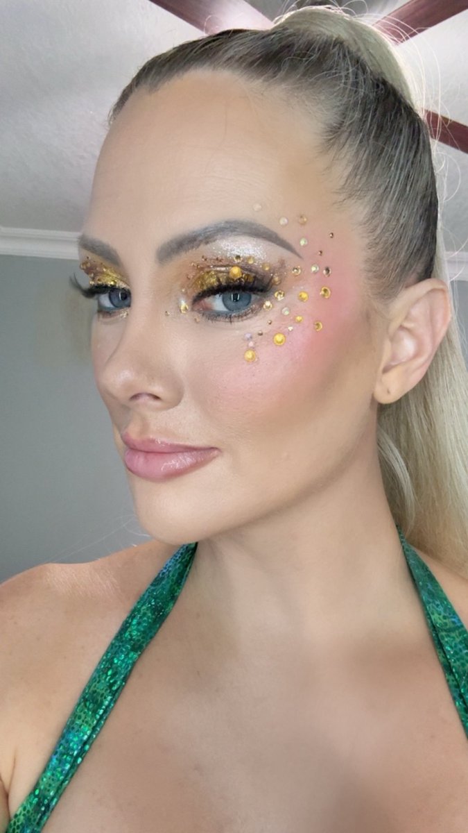 NicoleArbour's tweet image. 5am… getting sparkled up to be on a float in the world famous JAMAICA #carnival