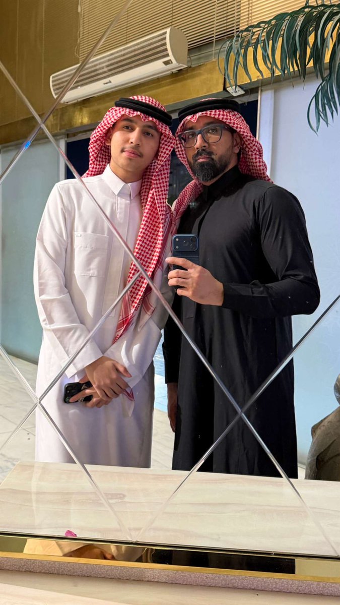 تسع و ثلاثين عام يا يمه و اشتمط عارضي بالشيب . و أنا في حضورك يا يمه طفل مدلل 
اشتكيتك من عثرات السنين و انتي عليا تستهلي . اشوف صورتي ما بين و بين و ولدي بطولي تحلى و أنا في عيونك ذاك الطفل الصغير الي ما يعرف يتحلى بالصبر و الركازه مهم كبرت يا يمه من غيرك ما اعرف اعيش ❤️