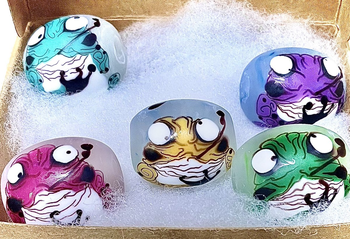 tataraGL's tweet image. 4/18〜4/22 東京根津 (根津駅から徒歩5分) 
 柳の庭ギャラリー   
〜MAREBITO〜　
（トンボ玉　ガラスアクセ　妖怪　ファンタジーetc
のマニアックなガラス多数） 

本日移動🚅 設営日！雨か〜😑

#glass #ガラス #とんぼ玉 #妖怪 #ファンタジー #和装 #アクセサリー