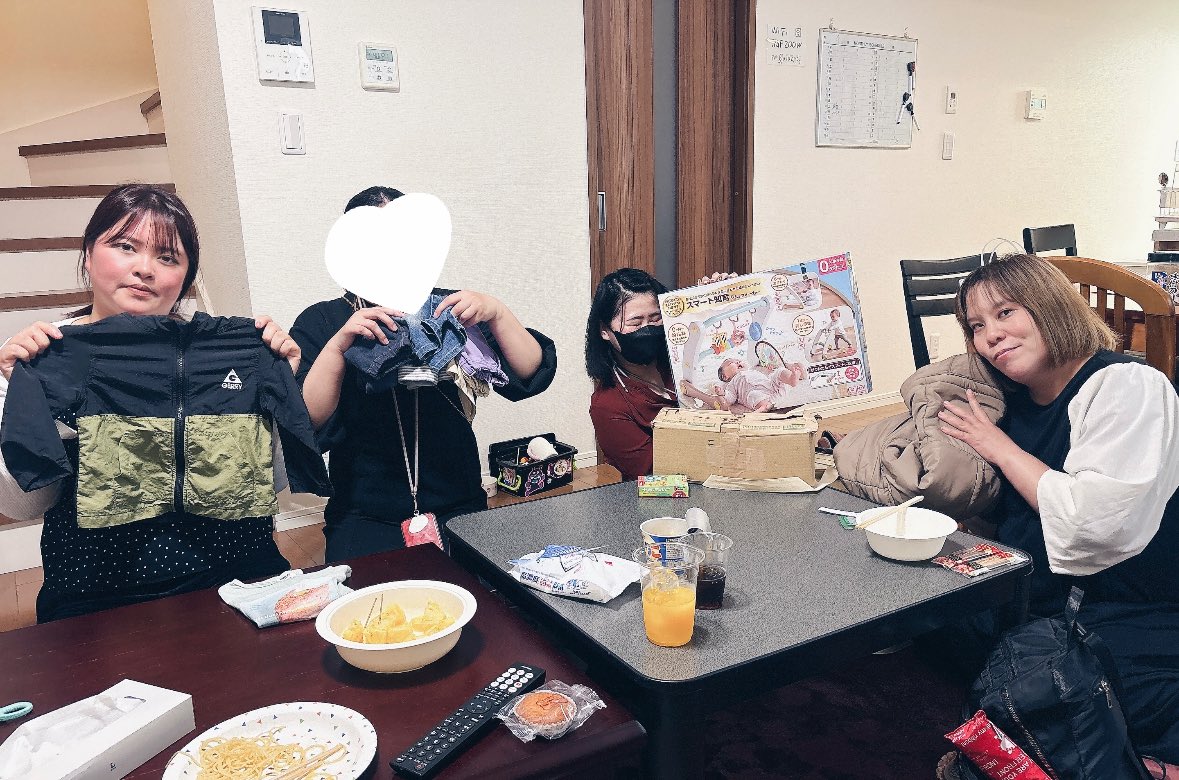 macohousenakama's tweet photo. 4月のまこHOUSEの日
ママさんベビークラブでした
子育ての息抜きになるって言って
もらえて嬉しかったです
ベビー用品の寄付もとても喜んでくれました

#まこHOUSE #子育て　#応援
#シングルマザー https://t.co/bgXon1UJUH