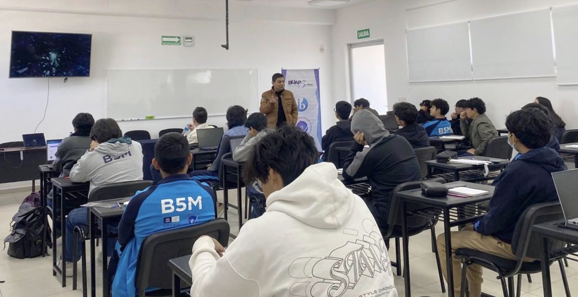 VirtualNotMX's tweet image. 📚 EDUCACIÓN |  BUAP (@BUAPoficial) participa en clase internacional de física de partículas  dlvr.it/TS2dqj 🔗 #BUAP #CERN #Física #Partículas #Educación