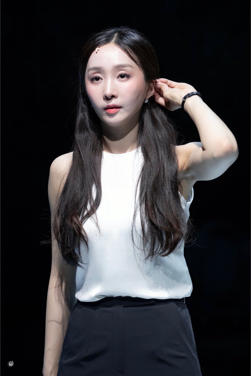 260414 연극 THE WASP
헤더 役 | #김려원 

막공 무대인사

조기졸업🐝