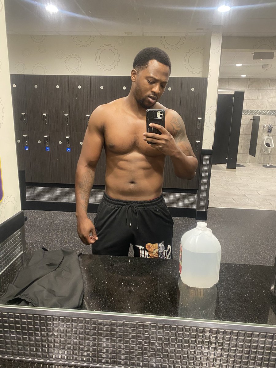 Gamerjay2121's tweet photo. 1 year later after going to the #gym https://t.co/WznEBoe9wt