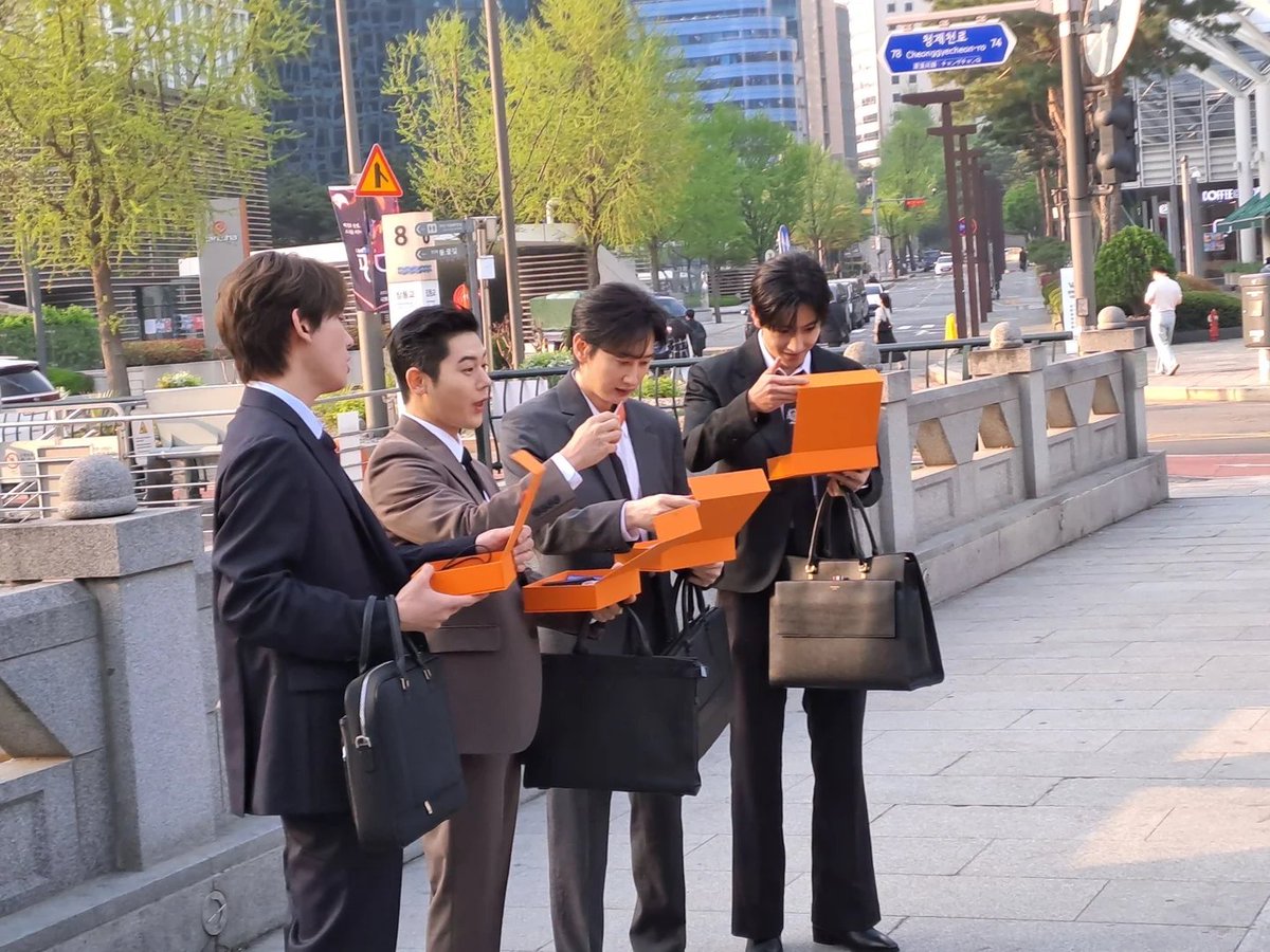 hyunjae was spotted filming with super junior eunhyuk, ze:a kim dong jun and sf9 inseong at cheonggyecheon around 6 am today.

(c) jaemjaemi712