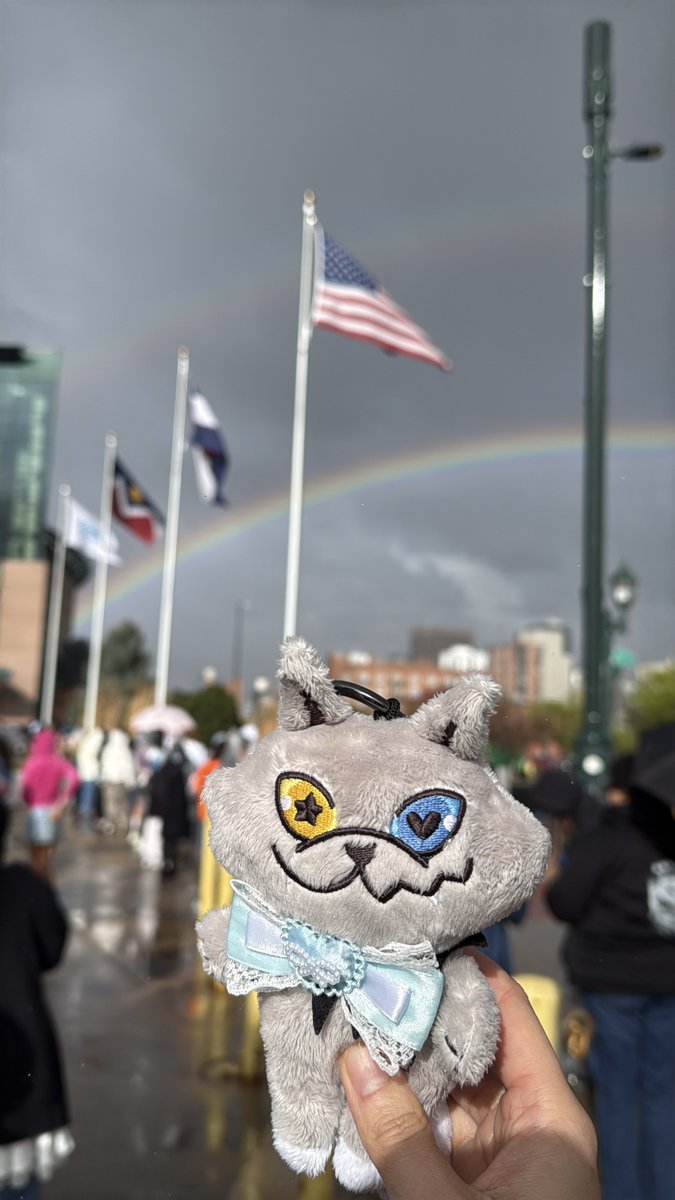 tobusukii's tweet image. วันนี้เหน็บไลค์ยูมาคอนทไวซ์ด้วย ตั้งใจพาหลานมาเจอซ่าว ๆ ปรากฎสาวเข้ามาทักจริง พี่คนสวยเดินเข้ามาชมว่า LYKN keychain น่ารัก ป้ายิ้มหน้าบ้านเลยล่ะ คนมาชมหลานผม ซ่าว ๆ แวดวงเคพ้อพยังรู้จัก เกือบหอน น้องลูกยูแมสเว่อ