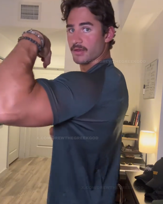 DrewTheGreekGod's tweet image. Full 'stache Tuesday #Biceps #Flex #Fitness