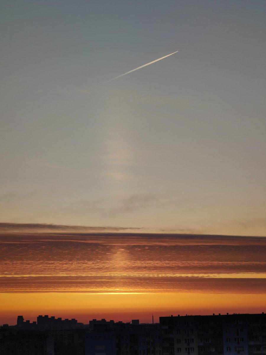 pawelekg's tweet image. Słup słoneczny, przelatujący samolot, chmurki i malejący Księżyc po wschodzie nieopodal, przed wschodem Słońca w poniedziałek rano. :) Light pillar. Sun pillar on Monday early morning before sunrise, with some clouds, flying plane and Moon #photography #cityscape 📷🌃🌇☁🌘😊🧡💙