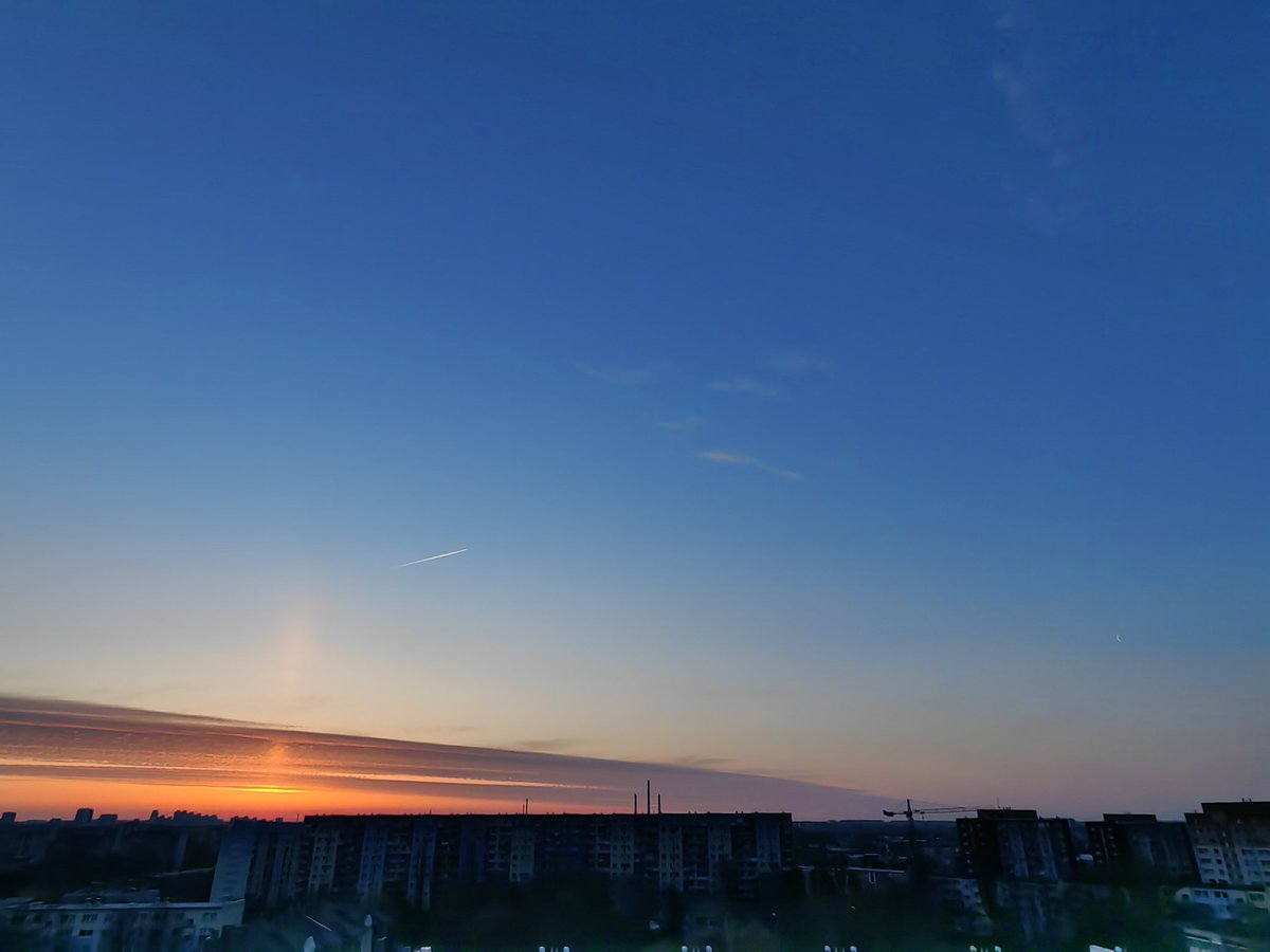pawelekg's tweet image. Słup słoneczny, przelatujący samolot, chmurki i malejący Księżyc po wschodzie nieopodal, przed wschodem Słońca w poniedziałek rano. :) Light pillar. Sun pillar on Monday early morning before sunrise, with some clouds, flying plane and Moon #photography #cityscape 📷🌃🌇☁🌘😊🧡💙