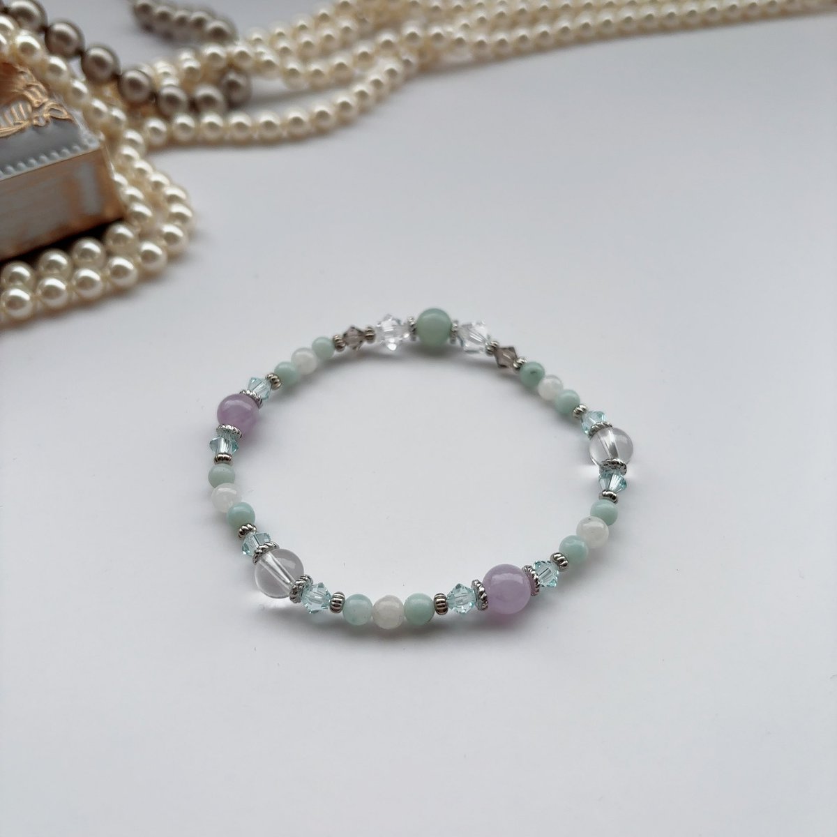ma_accessory's tweet photo. 淡いカラーが大人可愛い天然石ブレスレット入荷✧*｡
長らく売り切れとなっておりましたが、1点アップしました✧*｡
癒されるカラーで仕上げたブレスレットは、身につける度にほっこりいい気分♡
キラッと輝くビーズ付きでキレイめコーデにも❤️
 #ハンドメイドアクセサリー
 #一点物
 #大人可愛い https://t.co/KGturuXduv