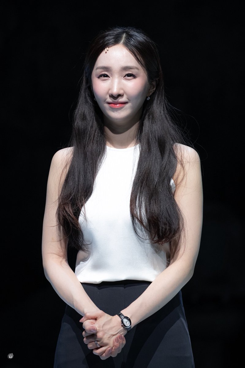 260414 연극 THE WASP
헤더 役 | #김려원 

막공 무대인사

고생했어요🫶🏻