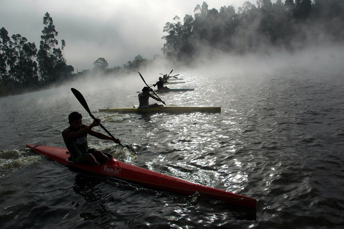 GpRodolfo42407's tweet image. Kayak a 2mil msnm deportistas de alto rendimiento en el Lago de enfriamiento de generadora de energía, @Paipa @BoyacaLEinforma #kayak