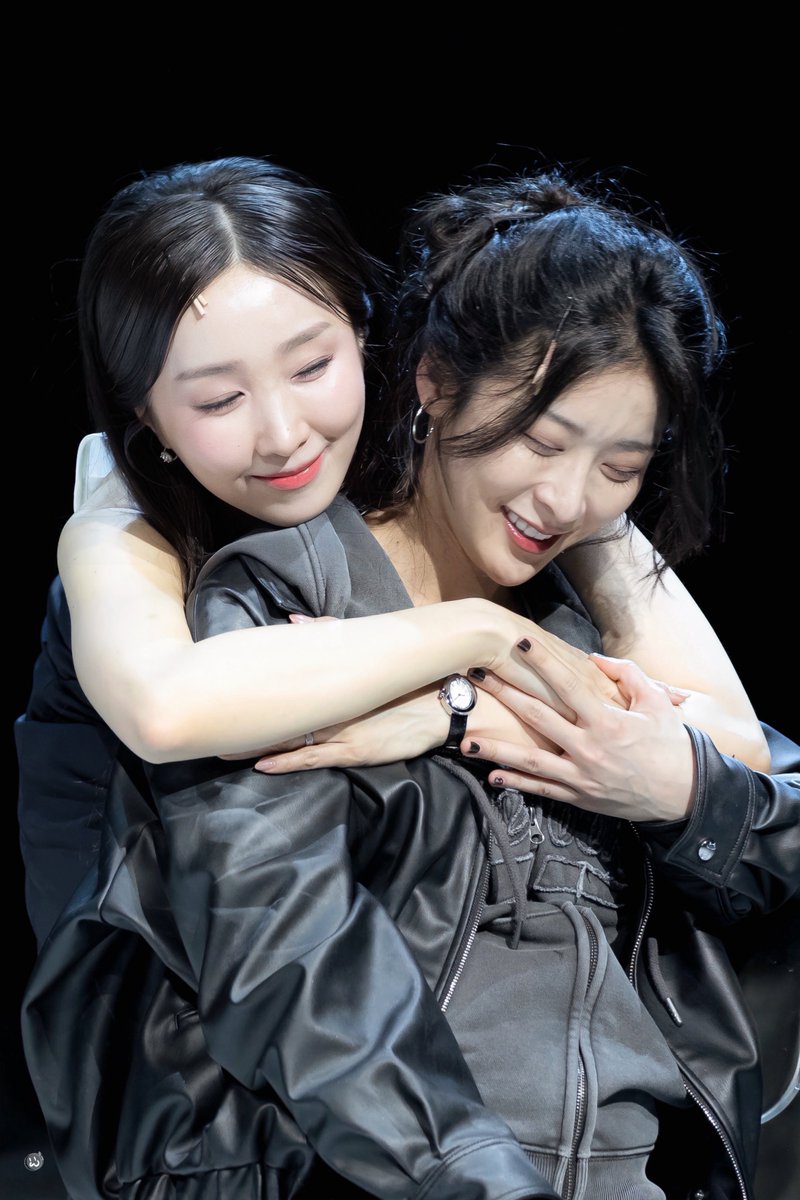 260414 연극 THE WASP
카알라 役 | #정우연 
헤더 役 | #김려원 

막공 무대인사

이건 장르가 다른거같아욥🐝