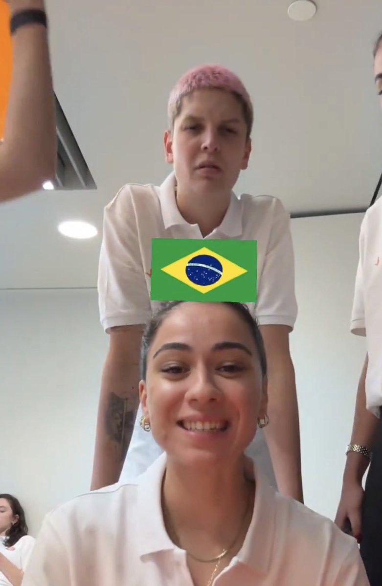 De boa jogando o jogo das bandeiras e teve que lembrar da surra que levou ano passado 😭😭😭
