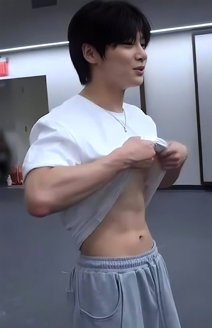 Jeongin. tweet media