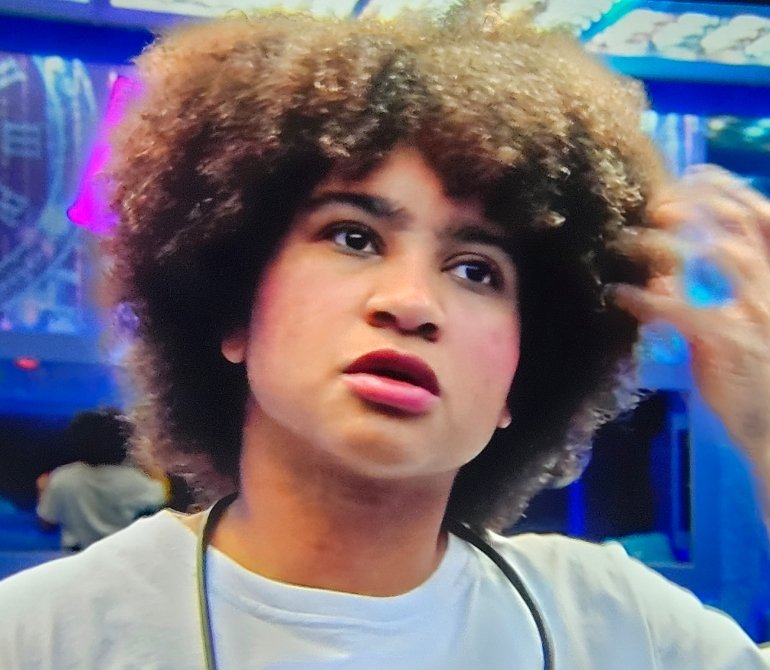 Milena não pode chorar pela saída dos amigos
Não pode querer ganhar o BBB
Não pode se maquiar pra um casamento 
Não pode frustrar as expectativas 
Não pode sentir
Não pode ser 
Não pode existir

Serviu enquanto serviu, mas ousou brilhar

#BBB26