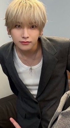 진지하게 착장 친구 결혼식 온 느낌이라 힘들다...